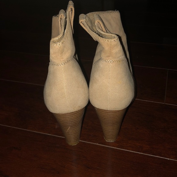 Beige and boots with small heel - Picture 4 of 4